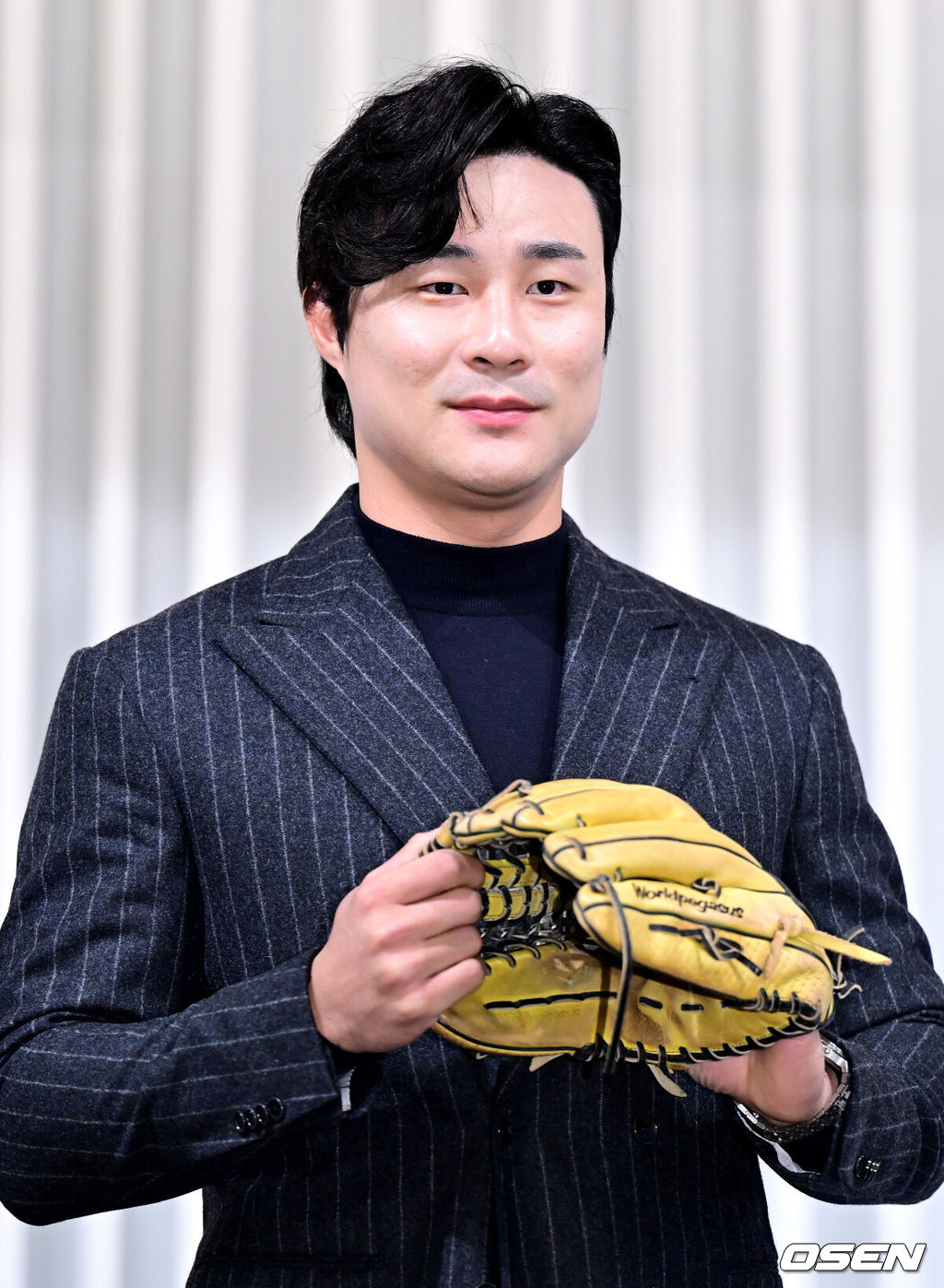 메이저리거 김하성(28·샌디에이고 파드리스)이 20일 서울 청담동 리베라 호텔에서 ‘메이저리그 골든글러브(유틸리티 부문) 수상’ 공식 기자회견을 가졌다.한국인 선수 최초로 메이저리그 골드글러브를 받은 김하성은 아시아 선수로 스즈키 이치로에 이어 두 번째 선수가 됐다. 이치로는 외야수로 2001~2010년 시애틀 매리너스 시절 10년 연속 골드글러브를 수상했다. 김하성은 아시아 내야수 첫 수상자로 역사에 이름을 남겼다. 김하성이 포토타임을 하고 있다. / dreamer@osen.co.kr