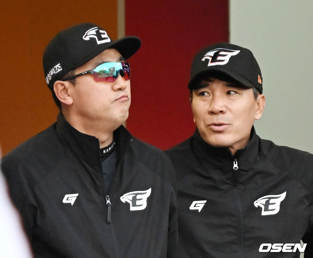 한화 최원호 감독과 이대진 수석코치가 대화를 나누고 있다. 2023.05.12 /rumi@osen.co.kr