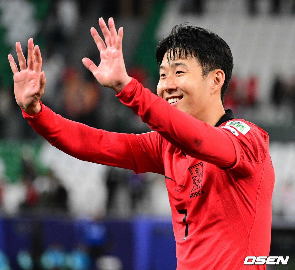 30일(현지시간) 오후 카타르 알라이얀 에듀케이션 스타디움에서 2023 아시아축구연맹(AFC) 아시안컵 16강 대한민국과 사우디아라비아의 경기가 열렸다. 이 경기에서 연장 120분까지 1-1로 승부를 가리지 못했다. 하지만 승부차기에서 4-2로 승리하며 8강에 올랐다.승부차기 끝에 승리한 대표팀 손흥민이 팬들에게 인사를 하고 있다. 2024.01.31 / jpnews.osen.co.kr