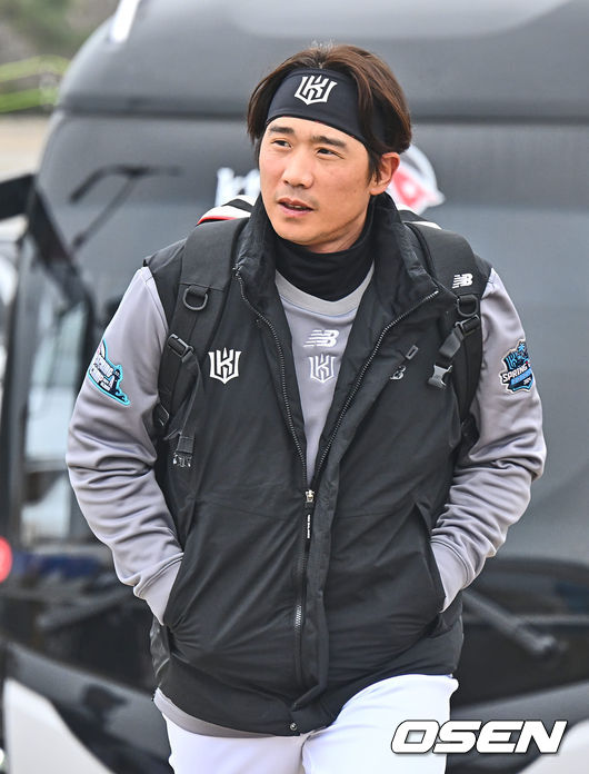 KT 위즈 박경수가 스프링캠프장으로 들어서고 있다. 2024.02.01 / foto0307@osen.co.kr