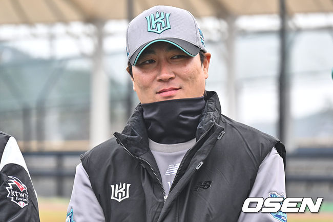 KT 위즈 우규민이 훈련에 앞서 투수조 미팅을 갖고 있다. 2024.02.01 / foto0307@osen.co.kr