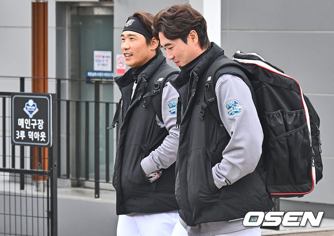 KT 위즈 박경수, 우규민이 스프링캠프장에 들어서고 있다. 2024.02.01 / foto0307@osen.co.kr