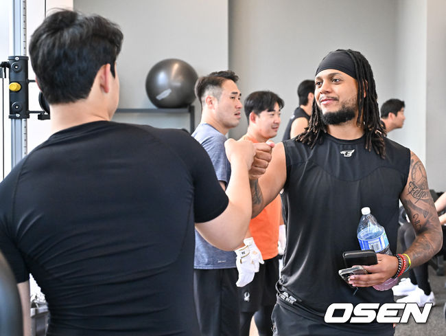 웨이트 트레이닝에서 페냐가 문동주와 하이파이브를 하고 있다. 2024.02.02 / soul1014@osen.co.kr