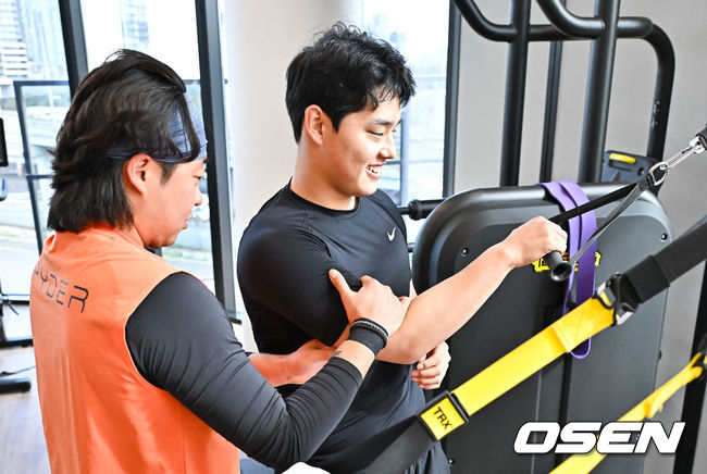 웨이트 트레이닝에서 김범수가 문동주의 팔을 잡아당기며 이야기 하고 있다.. 2024.02.02 / soul1014@osen.co.kr