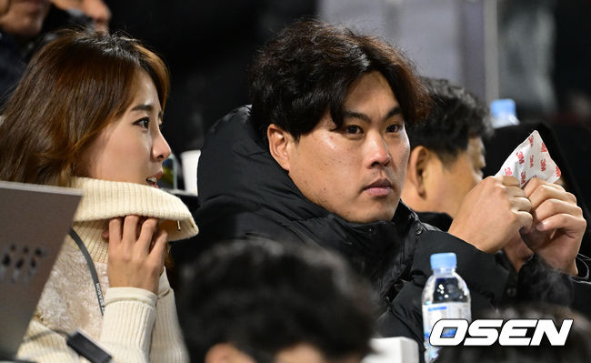 13일 서울 잠실야구장에서 ‘2023 신한은행 SOL KBO 포스트시즌 한국시리즈’ 5차전 LG 트윈스와 KT 위즈의 경기가 열렸다. 메이저리거 류현진과 아내 배지현이 경기장을 찾아 선수들의 플레이를 지켜보고 있다. 2023.11.13 /