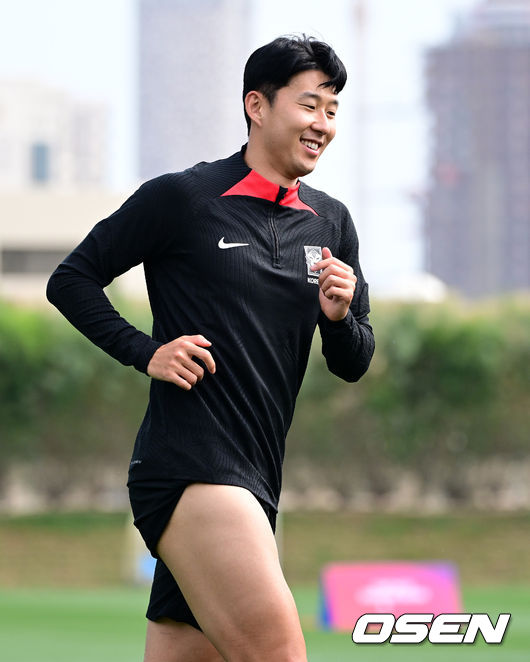손흥민이 조깅을 하며 미소짓고 있다. 2024.01.31 / jpnews.osen.co.kr