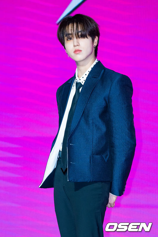 10일 오후 서울 영등포구 콘래드 서울 그랜드볼룸에서 스트레이 키즈(Stray Kids) 새 미니 앨범 '樂-STAR(락스타)' 발매 기념 기자간담회가 열렸다.<br /><br />스트레이 키즈 한이 무대 위에서 포즈를 취하고 있다. 2023.11.10 / rumi@osen.co.kr