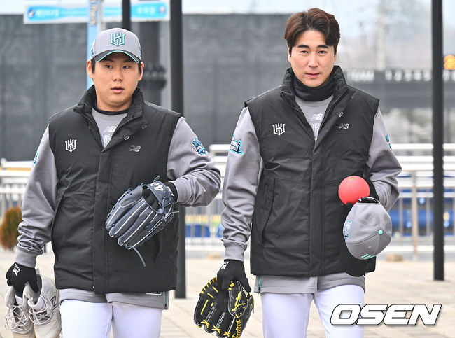 KT 위즈 문용익, 우규민이 스프링캠프장에 들어서고 있다. 2024.02.01 / foto0307@osen.co.kr