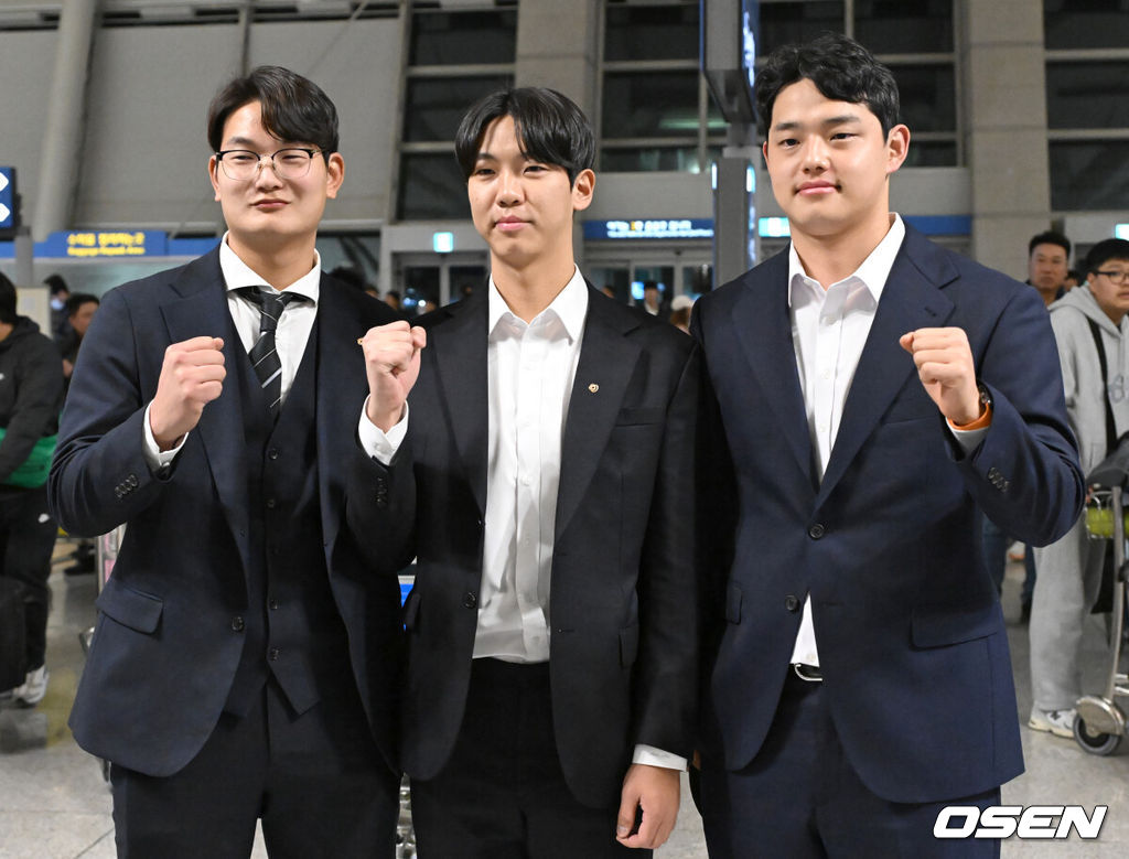 30일 오전 프로야구팀 한화 이글스가 2024 전지훈련을 위해 호주로 출국했다. 한화 김서현, 황준서, 문동주가 기념촬영을 하고 있다. 2024.01.30 / ksl0919@osen.co.kr