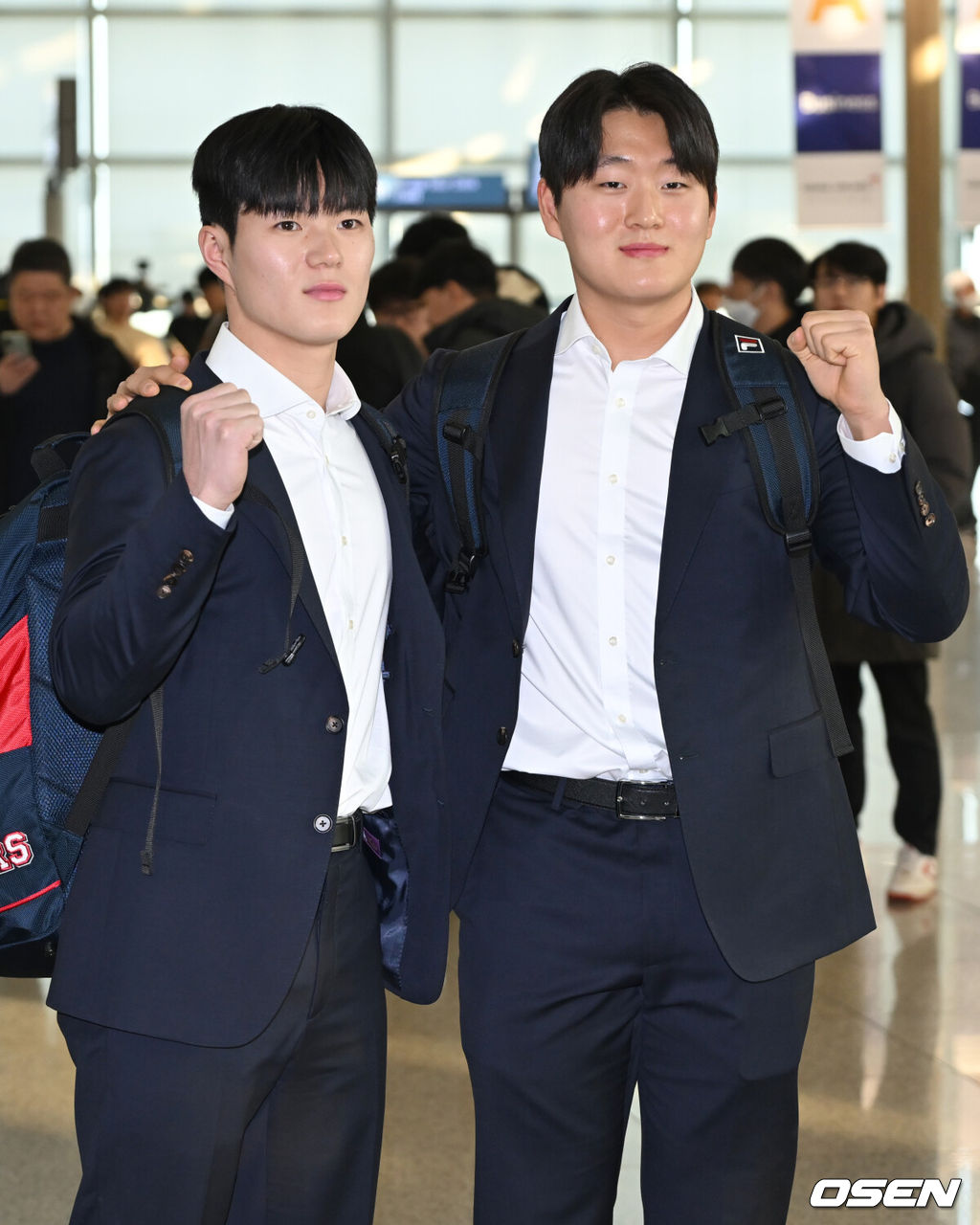 29일 오후 프로야구팀 두산 베어스가 2024 전지훈련을 위해 인천국제공항을 통해 호주로 출국했다. 두산 전다민, 김택연이 취재진을 향해 포즈를 취하고 있다. 2024.01.29 / ksl0919@osen.co.kr