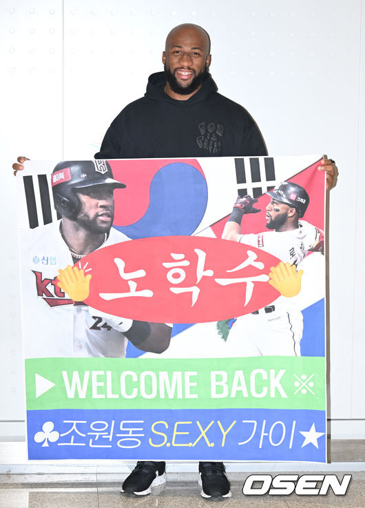 29일 오후 KT 위즈 외국인 타자 로하스가 인천국제공항을 통해 입국했다. KT 로하스가 취재진을 향해 포즈를 취하고 있다. 2024.01.29 / ksl0919@osen.co.kr