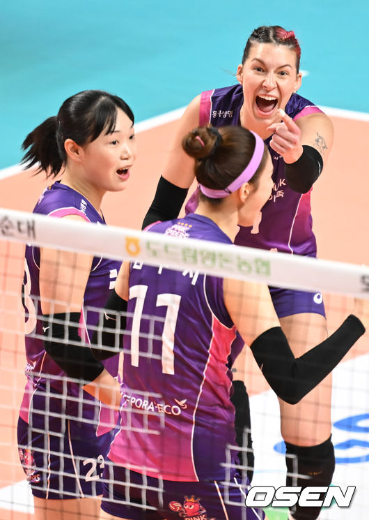 2일 오후 서울 중구 장충체육관에서 도드람 2023-2024 V리그 여자부 GS칼텍스와 흥국생명의 경기가 열렸다. 1세트 흥국생명 윌로우가 팀 득점에 기뻐하고 있다. 2024.02.02 / ksl0919@osen.co.kr