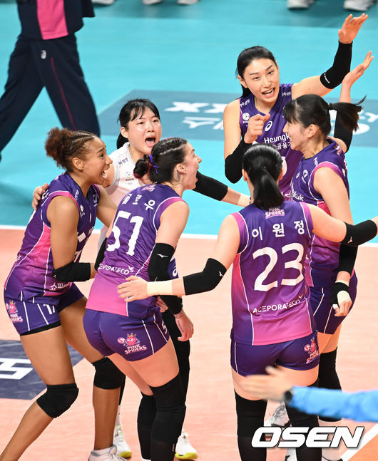 2일 오후 서울 중구 장충체육관에서 도드람 2023-2024 V리그 여자부 GS칼텍스와 흥국생명의 경기가 열렸다. 1세트 흥국생명 선수들이 팀 득점에 기뻐하고 있다. 2024.02.02 / ksl0919@osen.co.kr