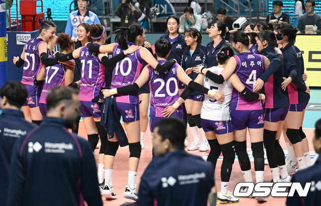 2일 오후 서울 중구 장충체육관에서 도드람 2023-2024 V리그 여자부 GS칼텍스와 흥국생명의 경기가 열렸다. 이날 경기는 흥국생명이 GS칼텍스를 상대로 세트스코어 3-0(25-20, 25-19, 26-24)로 셧아웃 승리를 거뒀다. 승리가 확정된 순간 흥국생명 선수들이 기뻐하고 있다. 2024.02.02 / ksl0919@osen.co.kr