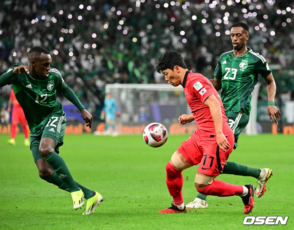 30일(현지시간) 오후 카타르 알라이얀 에듀케이션 스타디움에서 2023 아시아축구연맹(AFC) 아시안컵 16강 대한민국과 사우디아라비아의 경기가 열렸다.후반 대한민국 황희찬이 돌파를 시도하고 있다. 2024.01.31 / jpnews.osen.co.kr