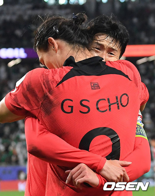 30일(현지시간) 오후 카타르 알라이얀 에듀케이션 스타디움에서 2023 아시아축구연맹(AFC) 아시안컵 16강 대한민국과 사우디아라비아의 경기가 열렸다.후반 추가시간에 조규성이 동점골을 넣은 뒤 손흥민과 포옹을 하고 있다. 2024.01.31 / jpnews.osen.co.kr