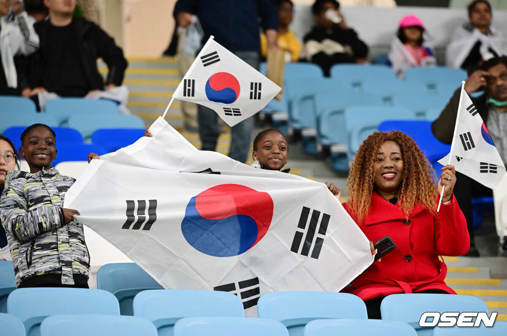 3일(한국시간) 카타르 알 와크라에 위치한 알 자누브 스타디움에서 2023 아시아축구연맹(AFC) 아시안컵 8강 대한민국과 호주의 경기가 열렸다.경기 전 관중석에서 태극기를 들고 외국 축구 팬들이 응원을 펼치고 있다. 2024.02.03 / jpnews.osen.co.kr