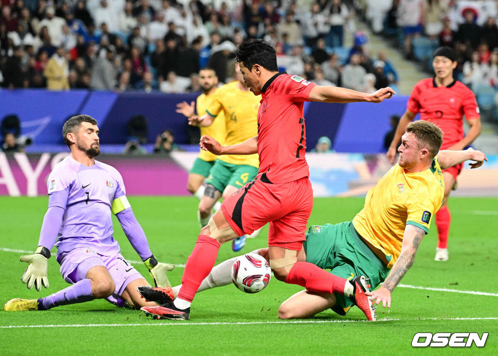 3일(한국시간) 카타르 알 와크라에 위치한 알 자누브 스타디움에서 2023 아시아축구연맹(AFC) 아시안컵 8강 대한민국과 호주의 경기가 열렸다.전반 한국 황희찬이 슛을 시도하고 있다. 2024.02.03 / jpnews.osen.co.kr