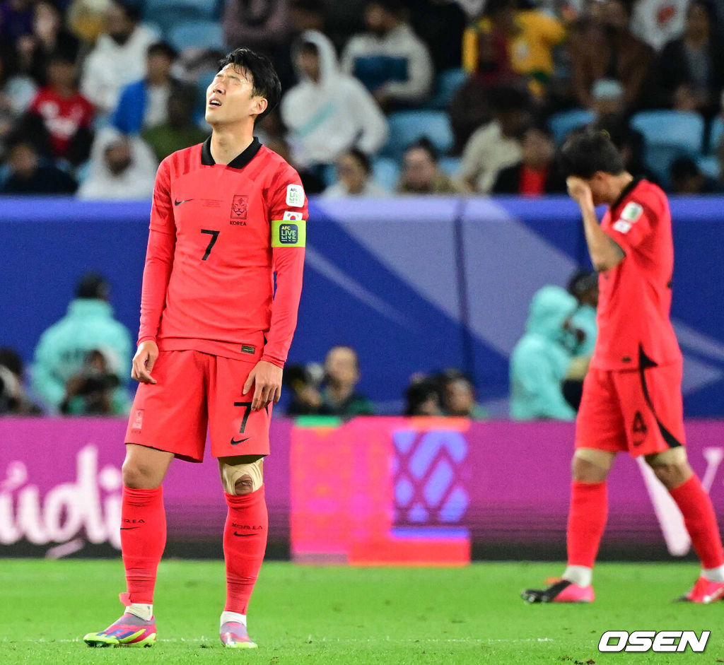 3일(한국시간) 카타르 알 와크라에 위치한 알 자누브 스타디움에서 2023 아시아축구연맹(AFC) 아시안컵 8강 대한민국과 호주의 경기가 열렸다.전반 호주 그레이그 굿윈이 선제골을 넣자 한국 손흥민이 아쉬워하고 있다. 2024.02.03 / jpnews.osen.co.kr