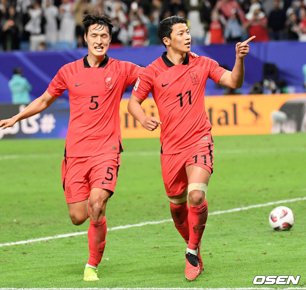 3일(한국시간) 카타르 알 와크라에 위치한 알 자누브 스타디움에서 2023 아시아축구연맹(AFC) 아시안컵 8강 대한민국과 호주의 경기가 열렸다.후반 추가시간에 황희찬이 페널티킥으로 동점골을 만든 뒤 환호하고 있다. 2024.02.03 / jpnews.osen.co.kr