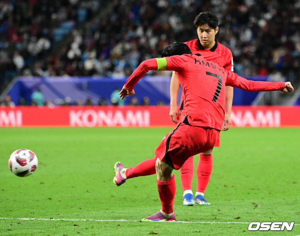 3일(한국시간) 카타르 알 와크라에 위치한 알 자누브 스타디움에서 2023 아시아축구연맹(AFC) 아시안컵 8강 대한민국과 호주의 경기가 열렸다.연장전 손흥민이 프리킥으로 역전골에 성공하고 있다. 2024.02.03 / jpnews.osen.co.kr