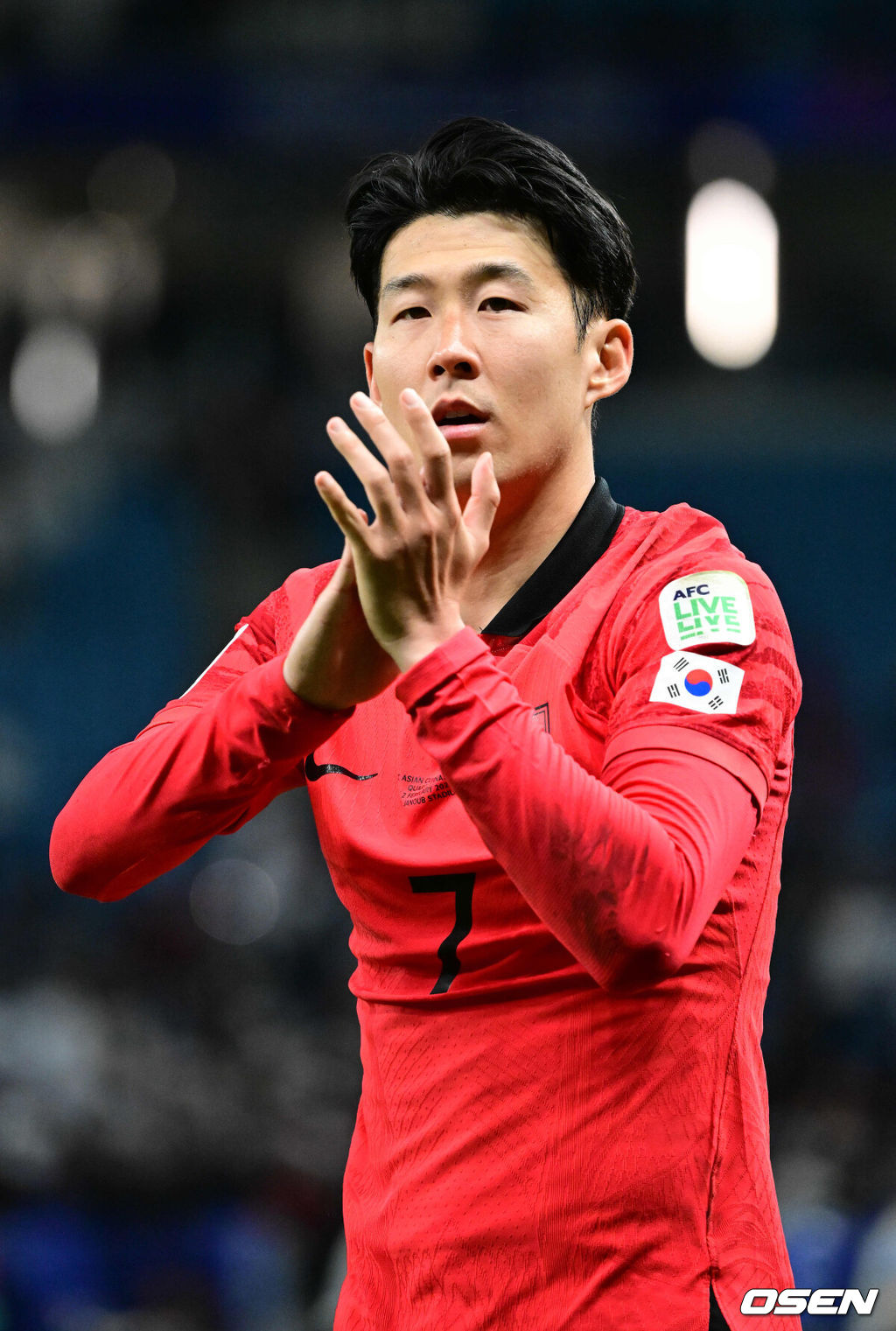 3일(한국시간) 카타르 알 와크라에 위치한 알 자누브 스타디움에서 열린 2023 아시아축구연맹(AFC) 아시안컵 8강 대한민국과 호주의 경기에서 대한민국이 호주에 2-1로 승리했다.경기를 마치고 대한민국 손흥민이 축구팬들에게 박수를 보내고 있다. .2024.02.03 / jpnews.osen.co.kr