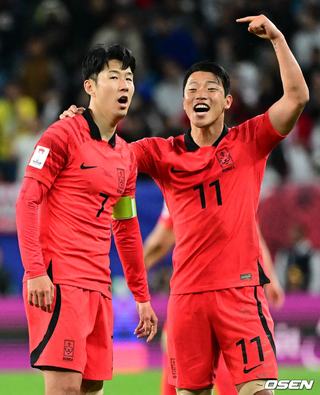 3일(한국시간) 카타르 알 와크라에 위치한 알 자누브 스타디움에서 2023 아시아축구연맹(AFC) 아시안컵 8강 대한민국과 호주의 경기가 열렸다. 연장 전반 손흥민이 역전골을 만든 뒤 황희찬과 기쁨을 나누고 있다. 2024.02.03 / jpnews.osen.co.kr