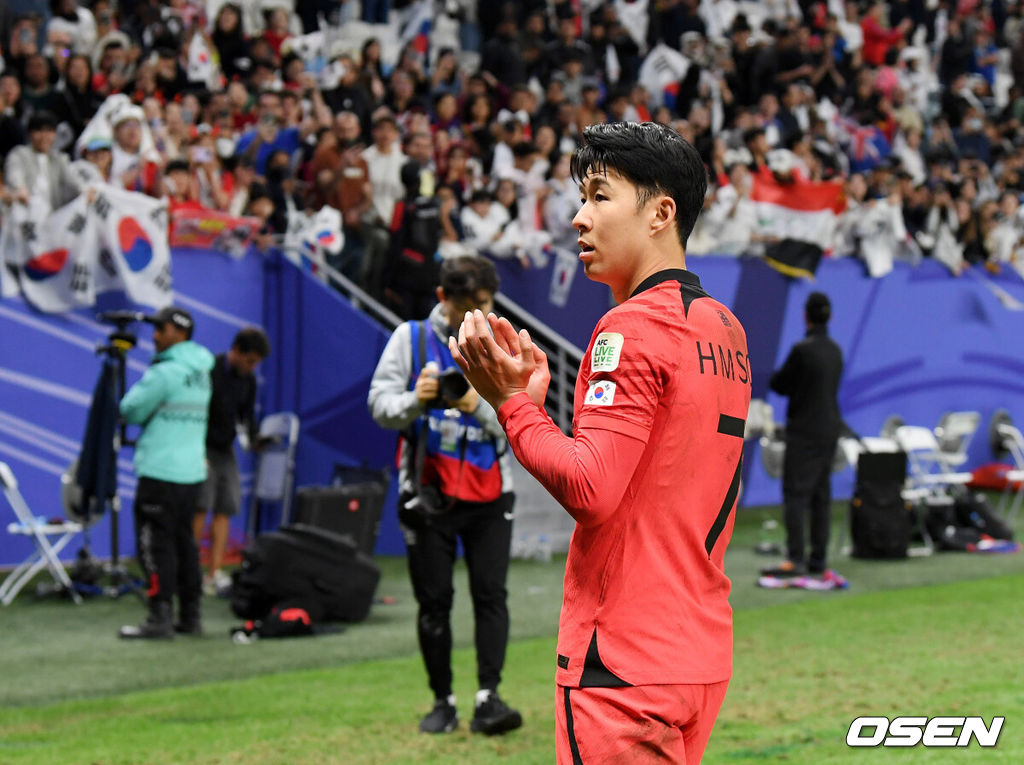 3일(한국시간) 카타르 알 와크라에 위치한 알 자누브 스타디움에서 열린 2023 아시아축구연맹(AFC) 아시안컵 8강 대한민국과 호주의 경기에서 대한민국이 호주에 2-1로 승리했다.경기를 마치고 대한민국 손흥민이 축구팬들에게 박수를 보내고 있다. .2024.02.03 / jpnews.osen.co.kr