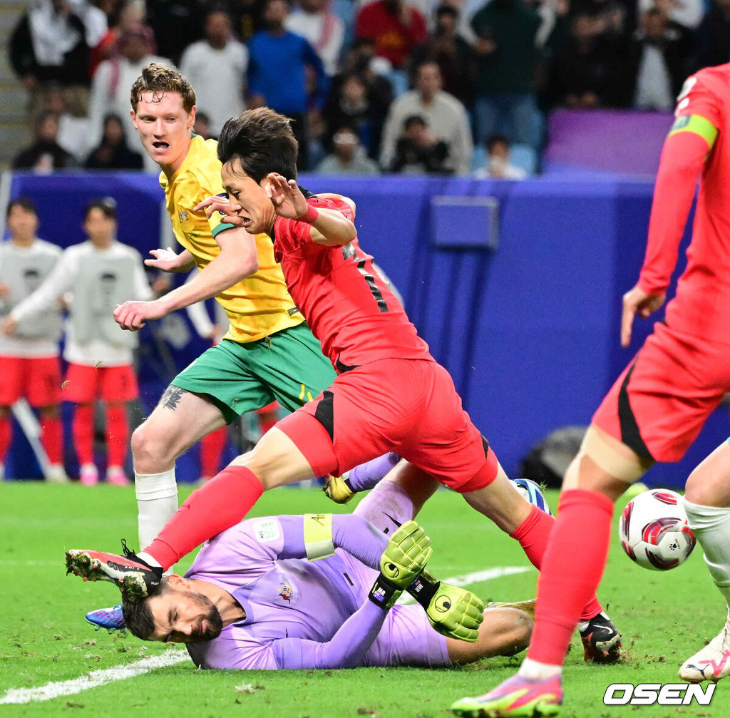 3일(한국시간) 카타르 알 와크라에 위치한 알 자누브 스타디움에서 열린 2023 아시아축구연맹(AFC) 아시안컵 8강 대한민국과 호주의 경기에서 대한민국이 호주에 2-1로 승리했다.후반 한국 이재성이 슛을 시도하던 중 호주 라이언 골키퍼 머리를 차고 있다. 2024.02.03 / jpnews.osen.co.kr