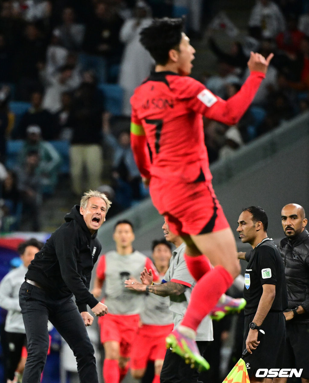 클린스만 감독이 이끄는 축구대표팀이 3일 새벽 12시 30분(한국시간) 카타르 알 와크라 알 자눕 스타디움에서 개최된 ‘2023 AFC 아시안컵 8강전’에서 연장 승부 끝에 손흥민의 결승골이 터져 호주를 2-1로 이겼다.한국은 4강전에서 요르단을 만나 결승진출을 노린다. 무려 64년 만의 아시안컵 우승에 도전하는 한국의 꿈은 이어지게 됐다.  연장 전반 대한민국 손흥민이 역전 프리킥 골을 성공시키자 클린스만 감독이 기뻐하고 있다. 2024.02.03 / jpnews.osen.co.kr