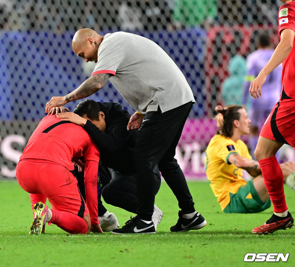 클린스만 감독이 이끄는 축구대표팀이 3일 새벽 12시 30분(한국시간) 카타르 알 와크라 알 자눕 스타디움에서 개최된 ‘2023 AFC 아시안컵 8강전’에서 연장 승부 끝에 손흥민의 결승골이 터져 호주를 2-1로 이겼다.한국은 4강전에서 요르단을 만나 결승진출을 노린다. 무려 64년 만의 아시안컵 우승에 도전하는 한국의 꿈은 이어지게 됐다.  경기를 마치고 차두리 코치가 손흥민과 승리를 기뻐하고 있다. 2024.02.03 / jpnews.osen.co.kr