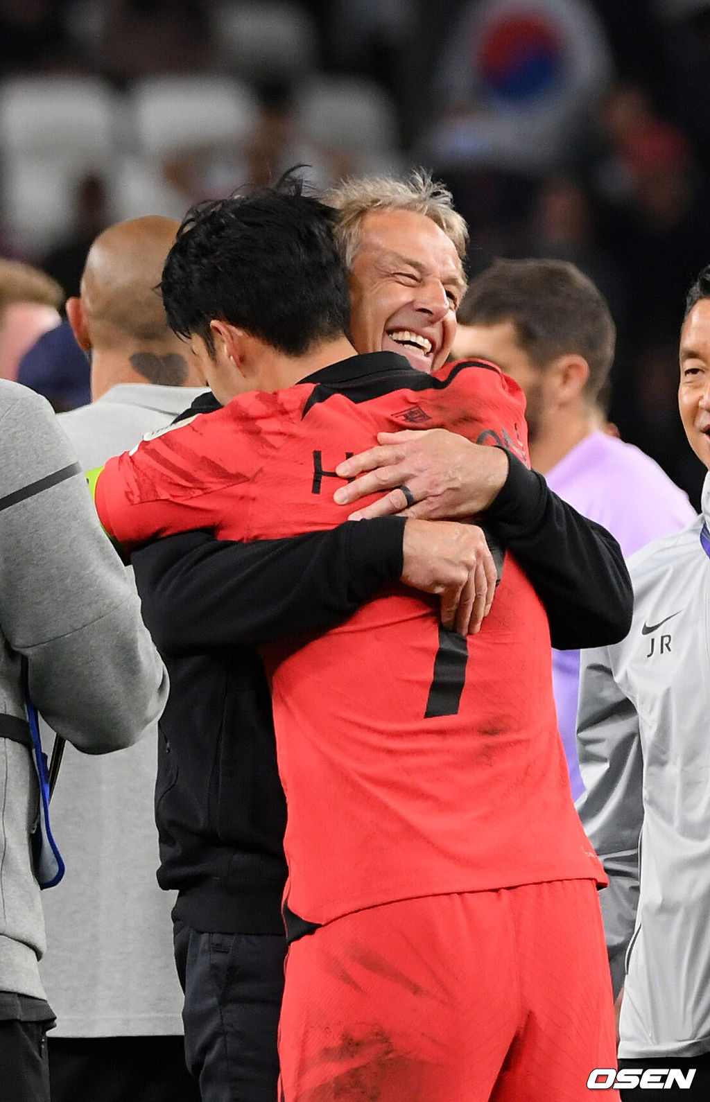 3일(한국시간) 카타르 알 와크라에 위치한 알 자누브 스타디움에서 열린 2023 아시아축구연맹(AFC) 아시안컵 8강 대한민국과 호주의 경기에서 대한민국이 호주에 2-1로 승리했다.경기를 마치고 클린스만 감독이 손흥민과 포옹을 하고 있다. .2024.02.03 / jpnews.osen.co.kr