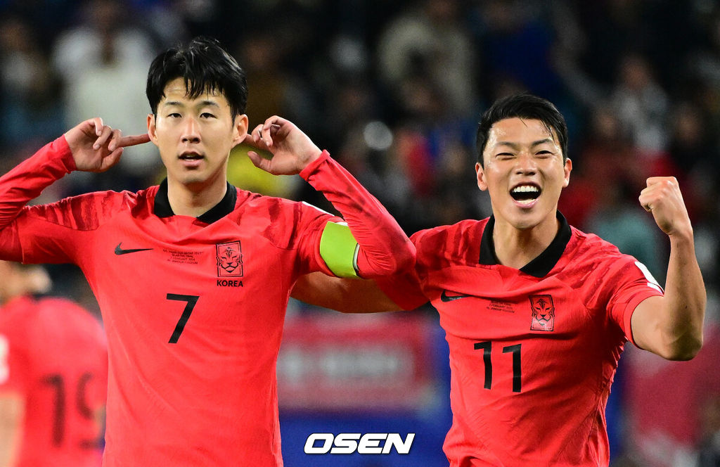 클린스만 감독이 이끄는 축구대표팀이 3일 새벽 12시 30분(한국시간) 카타르 알 와크라 알 자눕 스타디움에서 개최된 ‘2023 AFC 아시안컵 8강전’에서 연장 승부 끝에 손흥민의 결승골이 터져 호주를 2-1로 이겼다.한국은 4강전에서 요르단을 만나 결승진출을 노린다. 무려 64년 만의 아시안컵 우승에 도전하는 한국의 꿈은 이어지게 됐다.  연장 전반 대한민국 손흥민이 역전 프리킥 골을 성공시키며 황희찬과 기뻐하고 있다. 2024.02.03 / jpnews.osen.co.kr