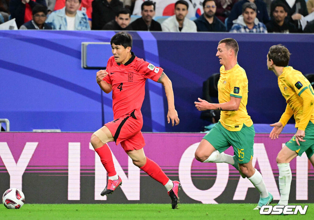 3일(한국시간) 카타르 알 와크라에 위치한 알 자누브 스타디움에서 2023 아시아축구연맹(AFC) 아시안컵 8강 대한민국과 호주의 경기가 열렸다.전반 한국 김민재가 돌파를 시도하고 있다. 2024.02.03 / jpnews.osen.co.kr