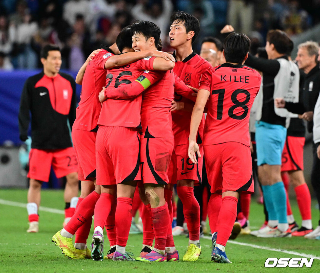 3일(한국시간) 카타르 알 와크라에 위치한 알 자누브 스타디움에서 2023 아시아축구연맹(AFC) 아시안컵 8강 대한민국과 호주의 경기가 열렸다. 연장 전반 손흥민이 역전골을 만든 뒤 기뻐하고 있다. 2024.02.03 / jpnews.osen.co.kr