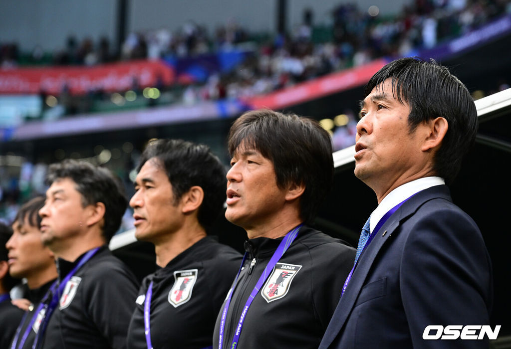 3일 오후(한국시간) 카타르 알 라이얀 에듀케이션 시티 스타디움에서 ‘2023 AFC 아시안컵 8강전’ 일본과 이란의 경기가 열렸다.일본 모리야스 하지메 감독이 국민의례르 ㄹ하고 있다. 2024.02.03 / jpnews.osen.co.kr