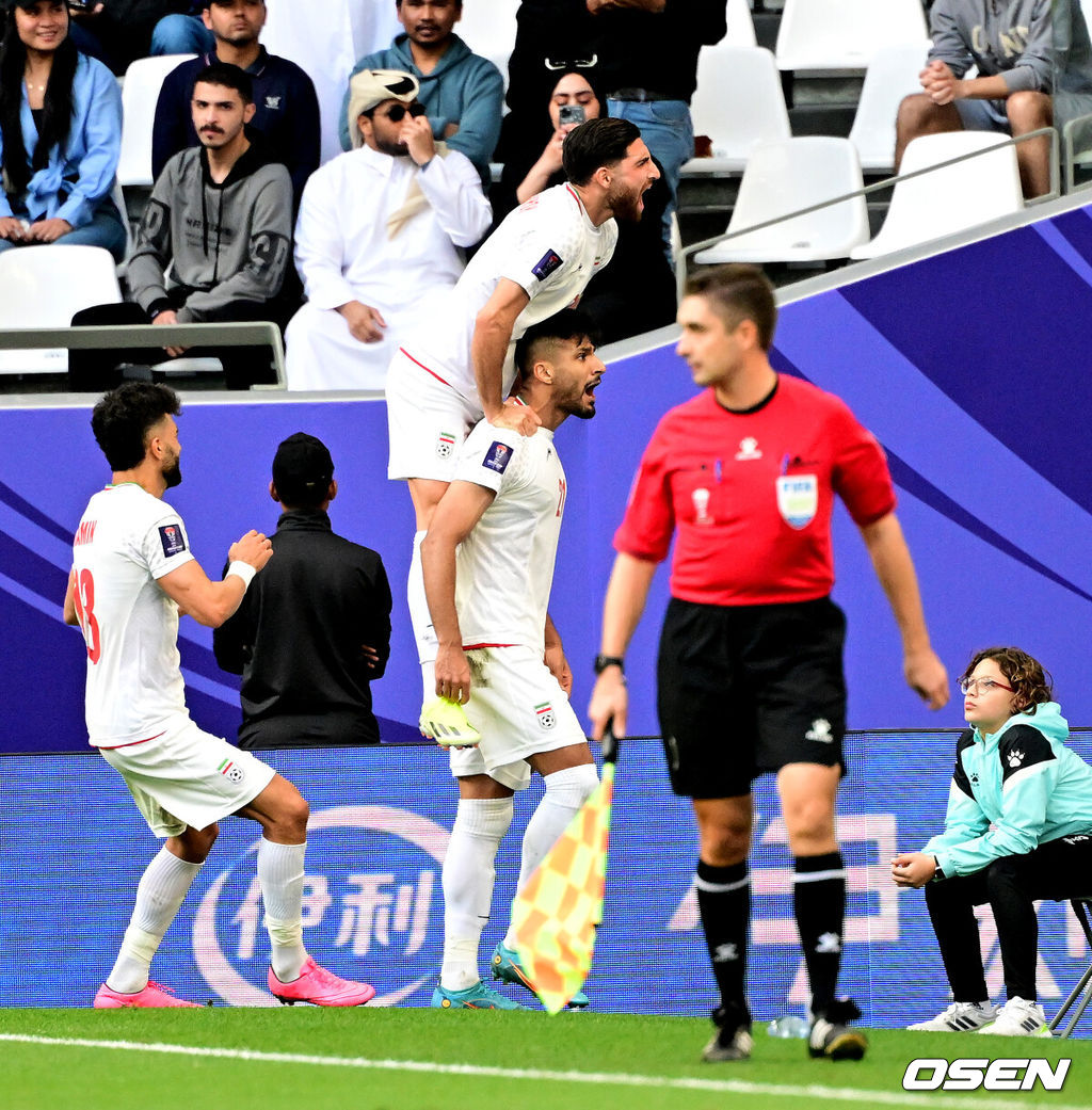 3일 오후(한국시간) 카타르 알 라이얀 에듀케이션 시티 스타디움에서 ‘2023 AFC 아시안컵 8강전’ 일본과 이란의 경기가 열렸다.후반 이란 모헤비가 동점골을 넣고 동료선수들과 기뻐하고 있다. 2024.02.03 / jpnews.osen.co.kr