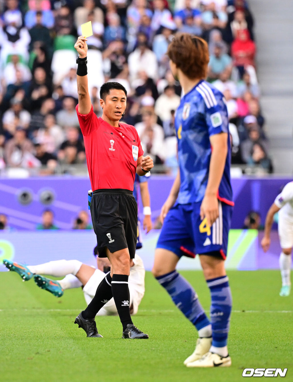 3일 오후(한국시간) 카타르 알 라이얀 에듀케이션 시티 스타디움에서 ‘2023 AFC 아시안컵 8강전’ 일본과 이란의 경기가 열렸다.전반 일본 이타쿠라가 경고를 받고 있다. 2024.02.03 / jpnews.osen.co.kr