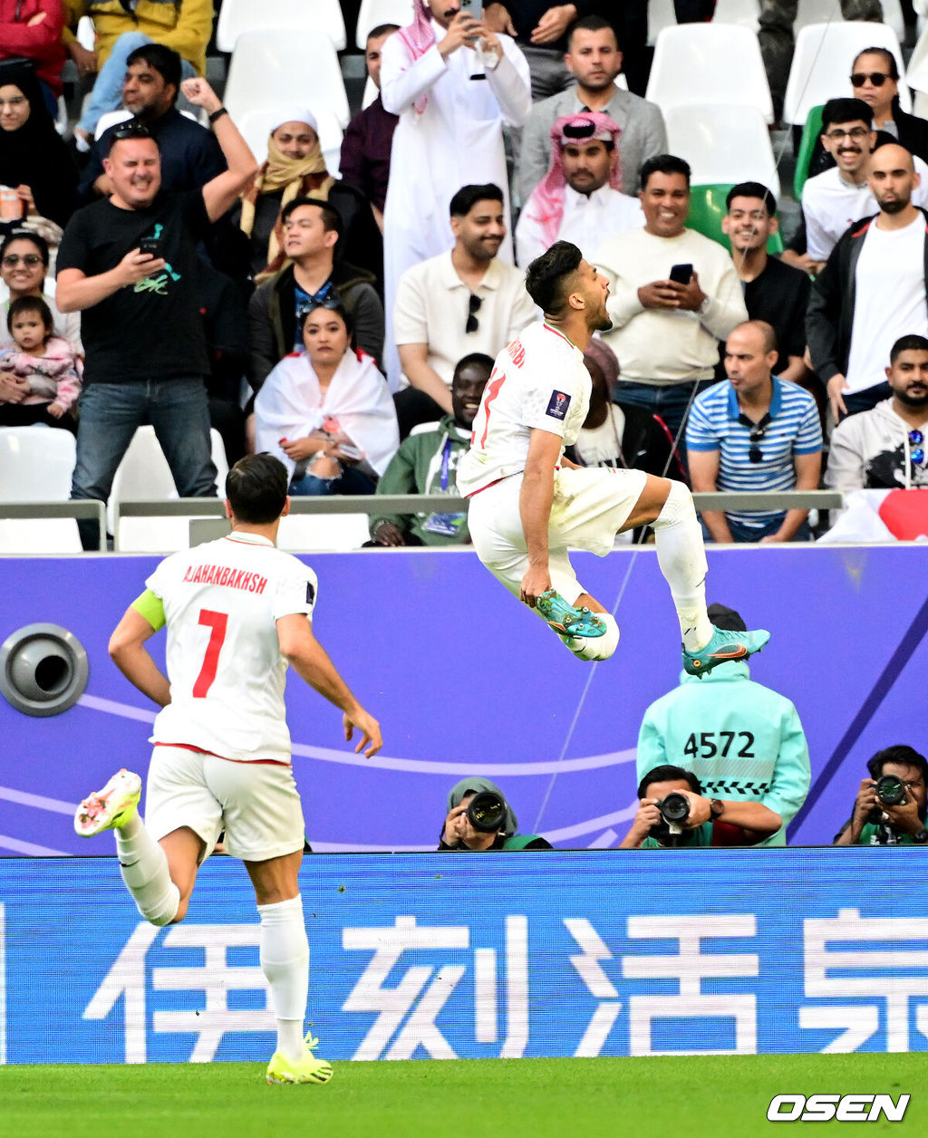 3일 오후(한국시간) 카타르 알 라이얀 에듀케이션 시티 스타디움에서 ‘2023 AFC 아시안컵 8강전’ 일본과 이란의 경기가 열렸다.후반 이란 모헤비가 동점골을 넣고 동료선수들과 기뻐하고 있다. 2024.02.03 / jpnews.osen.co.kr