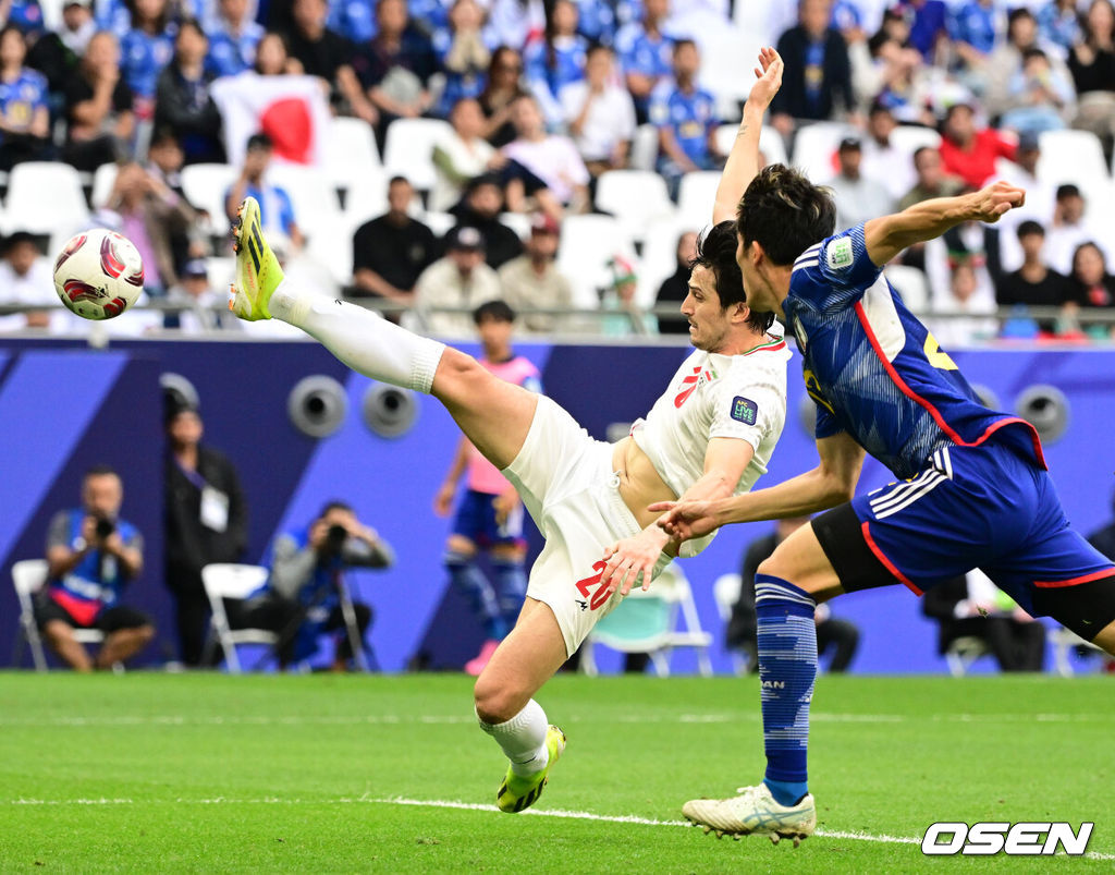 3일 오후(한국시간) 카타르 알 라이얀 에듀케이션 시티 스타디움에서 ‘2023 AFC 아시안컵 8강전’ 일본과 이란의 경기가 열렸다.전반 이란 아즈문이 볼을 따내기 위해 안간힘을 쓰고 있다. 2024.02.03 / jpnews.osen.co.kr