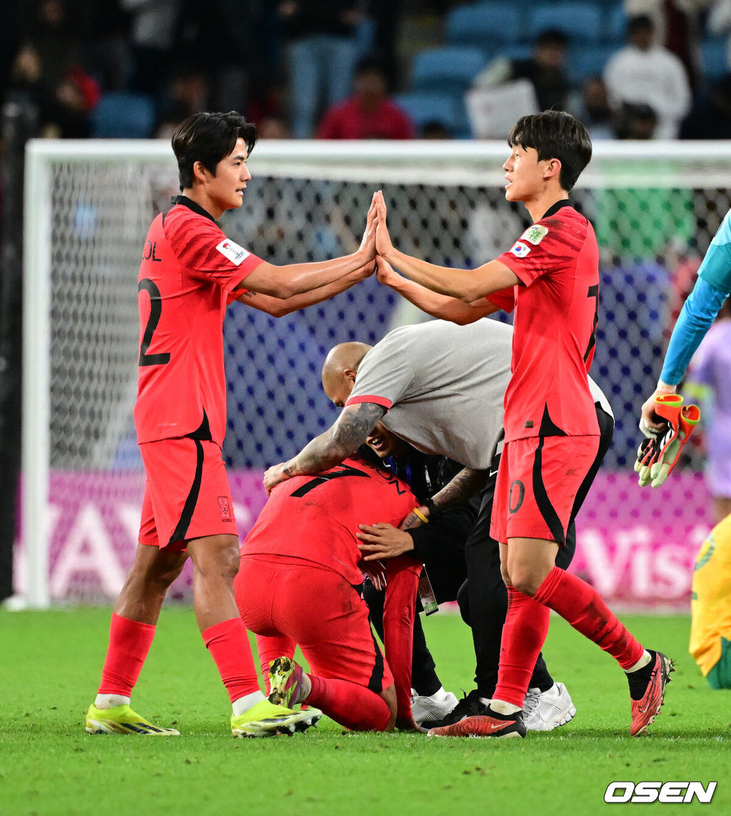 클린스만 감독이 이끄는 축구대표팀이 3일 새벽 12시 30분(한국시간) 카타르 알 와크라 알 자눕 스타디움에서 개최된 ‘2023 AFC 아시안컵 8강전’에서 연장 승부 끝에 손흥민의 결승골이 터져 호주를 2-1로 이겼다.한국은 4강전에서 요르단을 만나 결승진출을 노린다. 무려 64년 만의 아시안컵 우승에 도전하는 한국의 꿈은 이어지게 됐다.  설영우, 이재성이 승리 하이파이브를 하는 가운데 차두리 코치가 손흥민과 기뻐하고 있다. 다. 2024.02.03 / jpnews.osen.co.kr