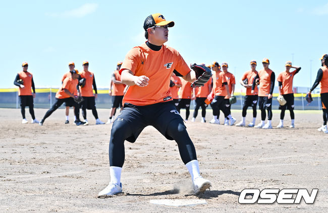 한화 이글스가 2일(이하 한국시각) 호주 빅토리아주 멜버른에 위치한 멜버른볼파크에서 스프링캠프를 진행했다.한화 선수단은 지난달 30일에 도착해 31일까지 휴식하고 1일부터 ‘3일 훈련 1일 휴식’ 일정을 소화하기 시작했다.한화 김서현이 수비 훈련을 하고 있다.  2024.02.02 / soul1014@osen.co.kr