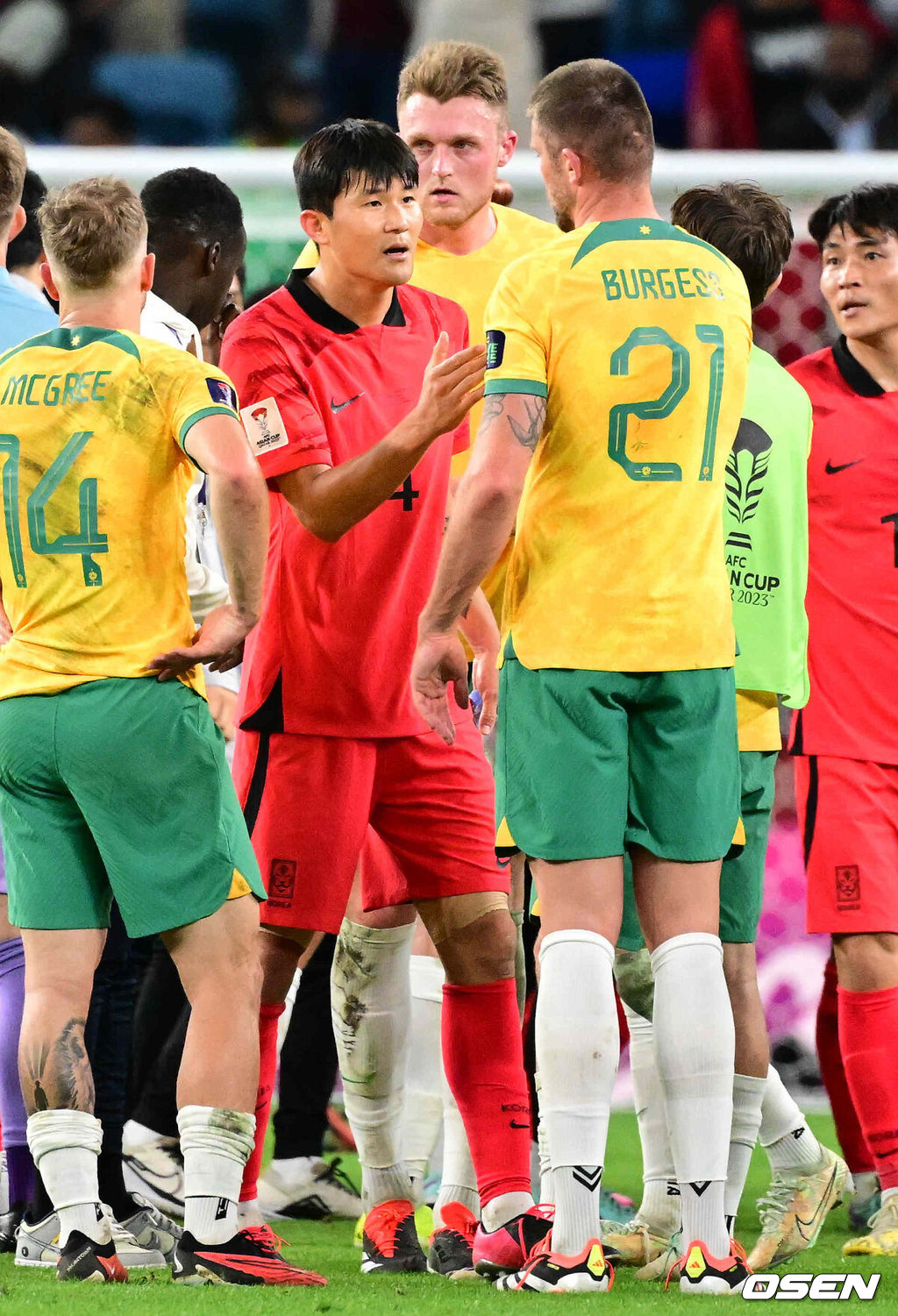 3일(한국시간) 카타르 알 와크라에 위치한 알 자누브 스타디움에서 열린 2023 아시아축구연맹(AFC) 아시안컵 8강 대한민국과 호주의 경기에서 대한민국이 호주에 2-1로 승리했다.경기를 마치고 대한민국 김민재가 호주 선수들과 하이파이브를 하고 있다. 2024.02.03 / jpnews.osen.co.kr