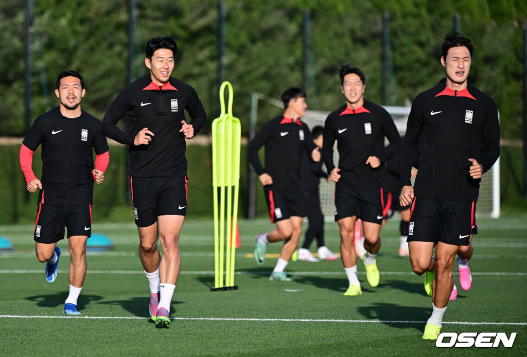 2023 아시아축구연맹(AFC) 카타르 아시안컵 4강 요르단전을 앞둔 대한민국 축구대표팀이 4일(현지시간) 카타르 도하 알 에글라 트레이닝 센터에서 훈련을 가졌다.손흥민을 비롯한 선수들이 훈련을 하고 있다. 2024.02.04 / jpnews.osen.co.kr