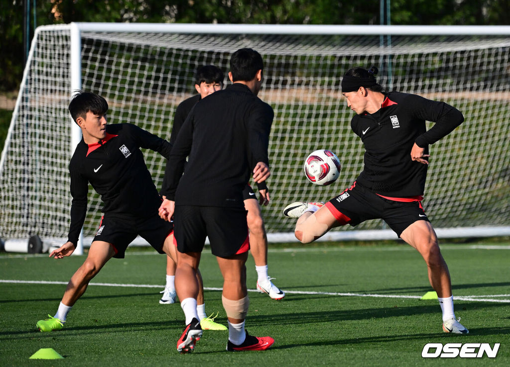 2023 아시아축구연맹(AFC) 카타르 아시안컵 4강 요르단전을 앞둔 대한민국 축구대표팀이 4일(현지시간) 카타르 도하 알 에글라 트레이닝 센터에서 훈련을 가졌다.황인범, 조규성이 론도 훈련을 하고 있다. 2024.02.04 / jpnews.osen.co.kr