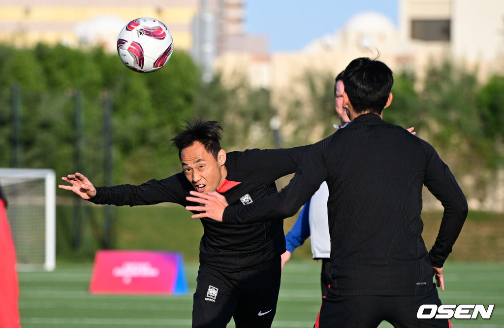 2023 아시아축구연맹(AFC) 카타르 아시안컵 4강 요르단전을 앞둔 대한민국 축구대표팀이 4일(현지시간) 카타르 도하 알 에글라 트레이닝 센터에서 훈련을 가졌다.문선민이 론도 훈련을 하고 있다. 2024.02.04 / jpnews.osen.co.kr