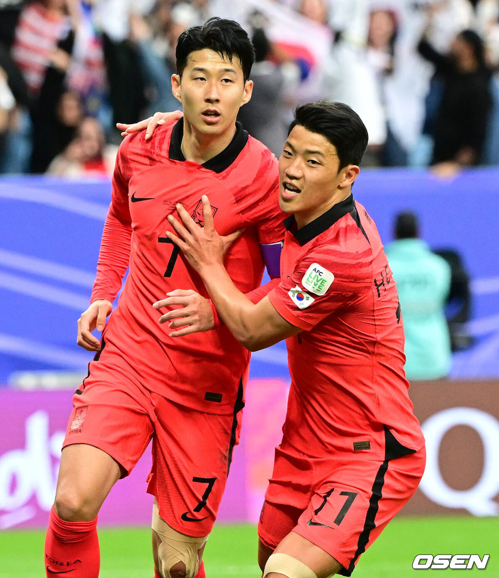 한국이 말레이시아와 비기며 조 2위로 16강행을 확정했다.클린스만 감독이 이끄는 대한민국 축구대표팀은 25일 오후 8시 30분(이하 한국시간) 카타르 알와크라 알자누브 스타디움에서 말레이시아와 2023 아시아축구연맹(AFC) 카타르 아시안컵 조별리그 E조 3차전을 치러 3-3 무승부를 거뒀다.후반 대한민국 손흥민이 페널티킥으로 역전에 성공하며 황희찬과 기뻐하고 있다.. 2024.01.25 / jpnews.osen.co.kr