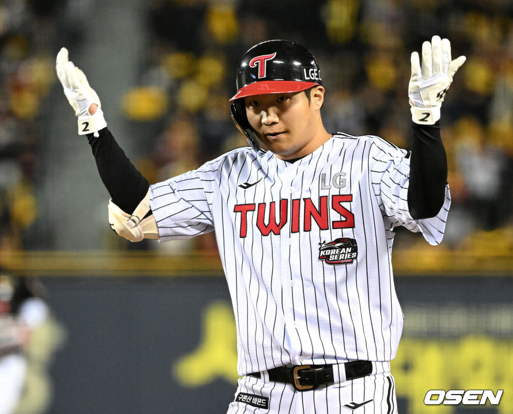 13일 오후 서울 잠실야구장에서 2023 KBO 프로야구 포스트시즌 한국시리즈 5차전 LG 트윈스와 KT 위즈의 경기가 열렸다.2회말 1사 1루에서 LG 문보경이 우중간 안타를 치고 환호하고 있다. 2023.11.13 /sunday@osen.co.kr