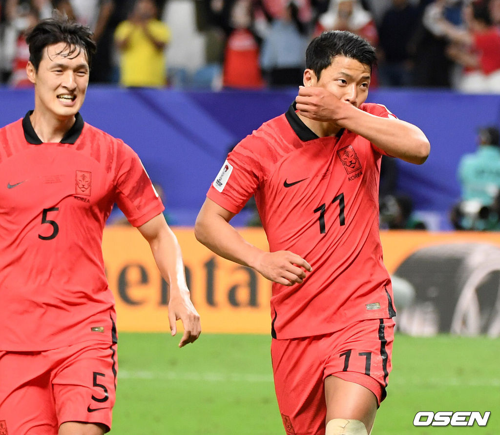 3일(한국시간) 카타르 알 와크라에 위치한 알 자누브 스타디움에서 2023 아시아축구연맹(AFC) 아시안컵 8강 대한민국과 호주의 경기가 열렸다.후반 추가시간에 황희찬이 페널티킥으로 동점골을 만든 뒤 환호하고 있다. 2024.02.03 / jpnews.osen.co.kr