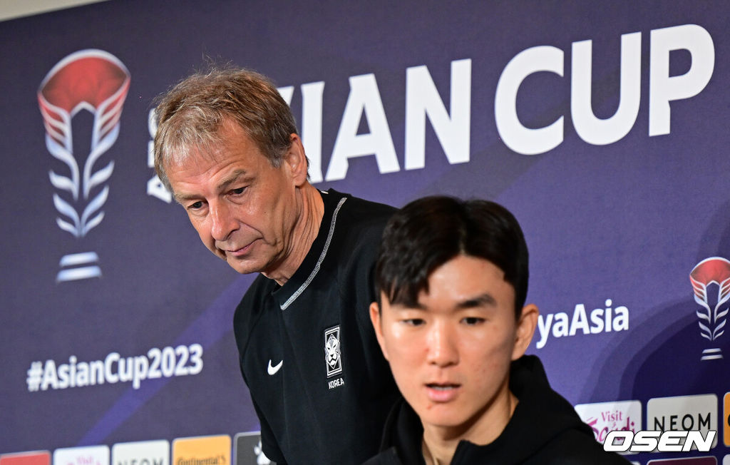 대한민국 축구국가대표팀 위르겐 클린스만 감독과 황인범이 2023 아시아축구연맹(AFC) 카타르 아시안컵 요르단과의 4강전을 앞두고 5일 카타르 도하 메인미디어센터(MMC)에서 열린 공식 기자회견에 참석하고 있다. 2024.02.05 / jpnews.osen.co.kr